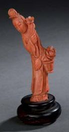Statuette de femme en corail sculpté Chine...