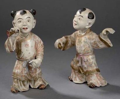 Paire de statuettes d'enfants en faïence...