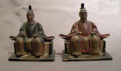 Deux statuettes de daïmyo assis en bois laqué...