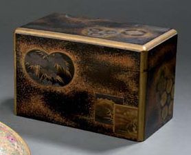 Petit coffret couvert en bois laqué Japon,...