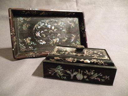 Coffret et plateau en bois foncé et incrustations...