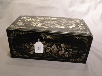 Coffret en bois foncé et incrusté de nacre...