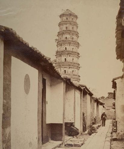 FELICE BEATO (1832-1909)
Pagode à neuf étages...
