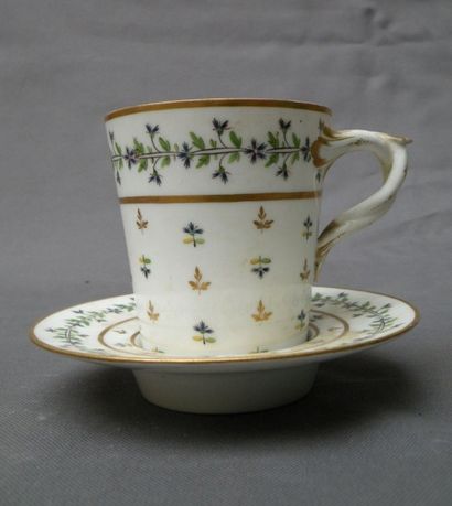 PARIS
Tasse enfoncée et sa soucoupe en porcelaine...