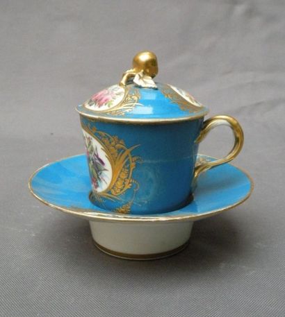 PARIS
Tasse enfoncée couverte et sa soucoupe...