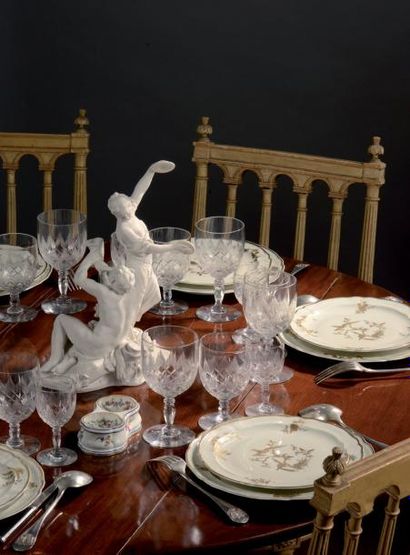 Service de verre en cristal taillé à décor...