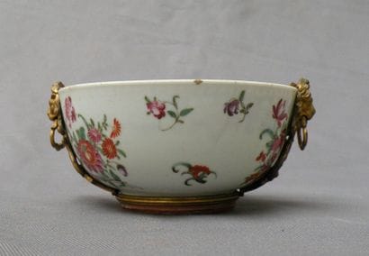 Bol en porcelaine de Chine à décor floral...