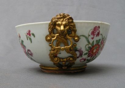 Bol en porcelaine de Chine à décor floral...