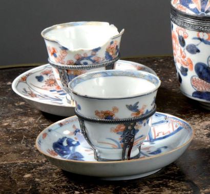 Deux tasses trembleuses en porcelaine de...