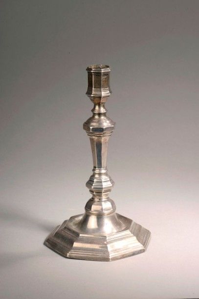 Bougeoir, Paris, 1734-35. En argent, modèle...