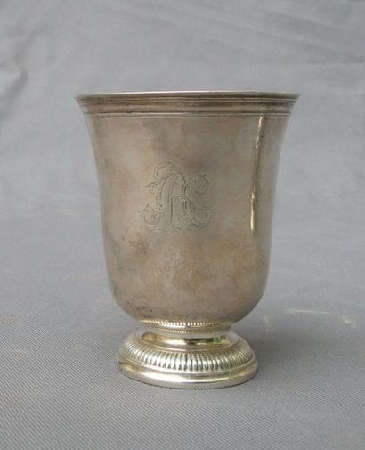 Timbale tulipe par Marteau. En argent, le...