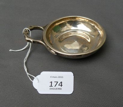 Tasse à vin par Gagneur. En argent, la prise...