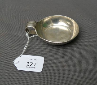 Tasse à vin par Baubé. En argent uni, la...