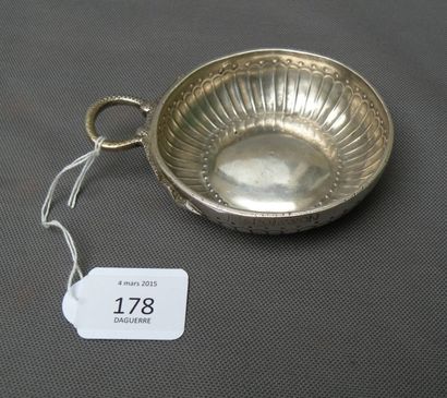 Tasse à vin par Dequay. En argent à décor...