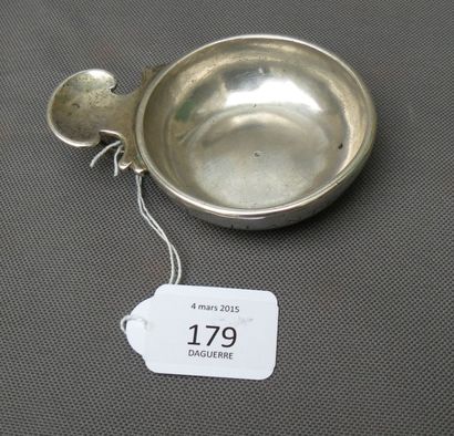 Tasse à vin par Nivet. En argent uni, la...