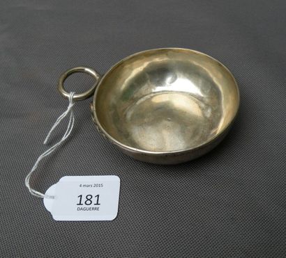 Tasse à vin. En argent, prise en forme de...