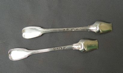 Deux pelles à sel modèle filet. Orfèvre Gilbert...