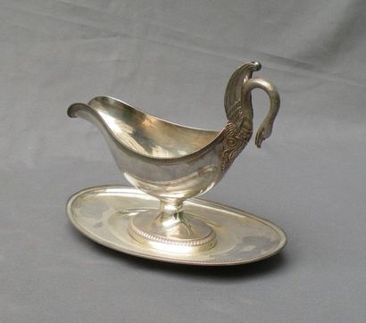 Saucière casque. En argent, à plateau adhérant...