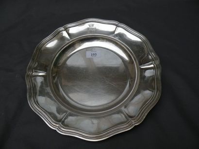 Plat rond par Odiot à Paris. En argent à...