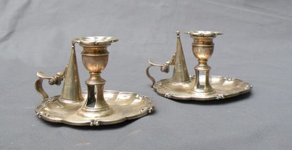 Paire de bougeoirs à main et leurs éteignoirs...