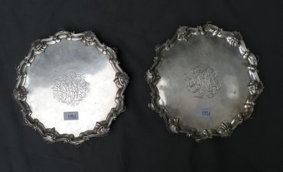 Paire de présentoirs ronds tripodes. En argent...