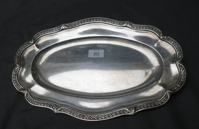 Plat ovale. En argent à contour orné d'une...
