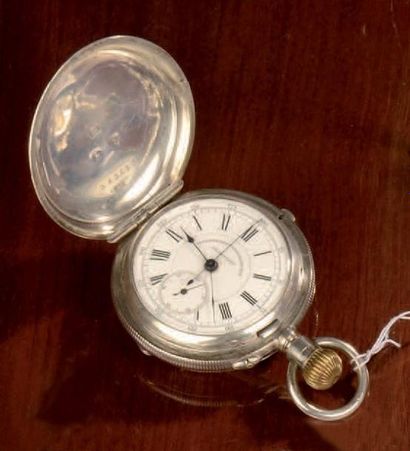 Montre savonnette, le boîtier en argent guilloché....