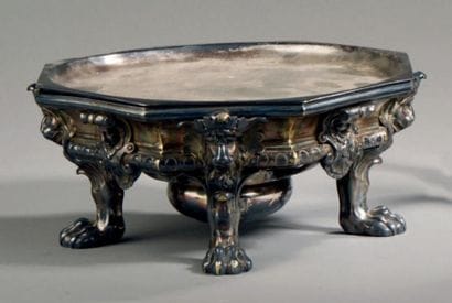 Réchaud en métal de style Louis XIV. Il est...