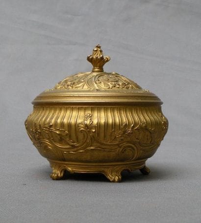 Bonbonnière de style Rocaille. En bronze...