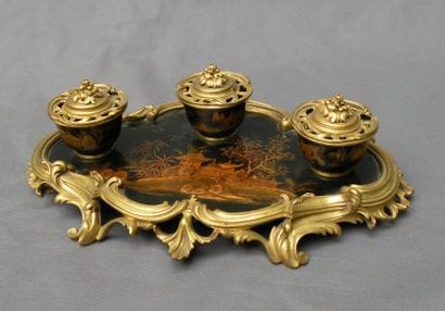 Encrier de bureau de style Louis XV. En bronze...