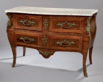 Commode d'époque Louis XV. En placage de...