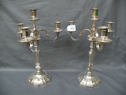 Paire de candélabres de style Louis XV. En...