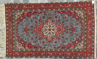 Tapis persan, Iran. Décor composé d'un médaillon...
