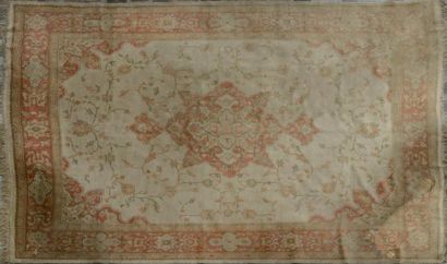 Tapis Ouchak, Turquie. Décor composé d'un...