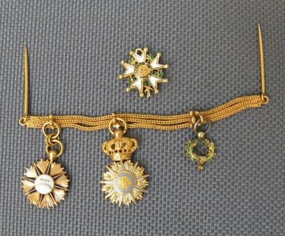Barrette de 3 décorations miniatures d'Officier...