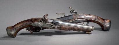 Paire de pistolets à silex. Canons ronds...