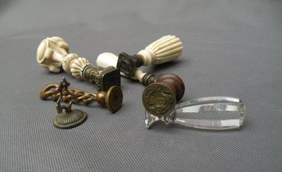 Lot de sept cachets en argent, vermeil, ivoire...