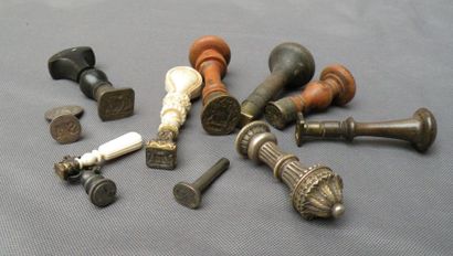 Lot de onze cachets en argent, pierre dure,...