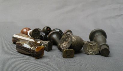Lot de neuf cachets en argent, et matières...