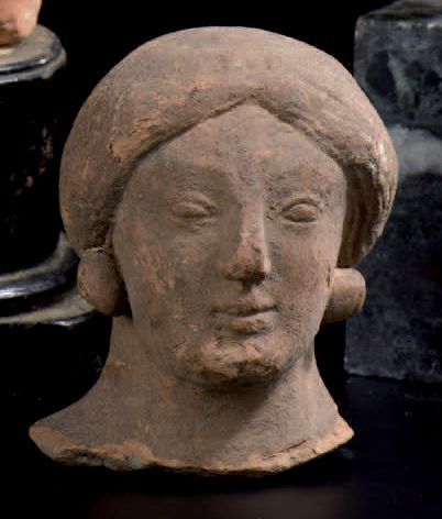 Tête de koré parée de boucles d'oreille,...