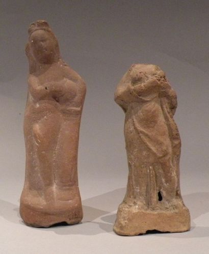 Lot composé de deux statuettes représentant...