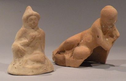 Lot composé de deux statuettes représentant...