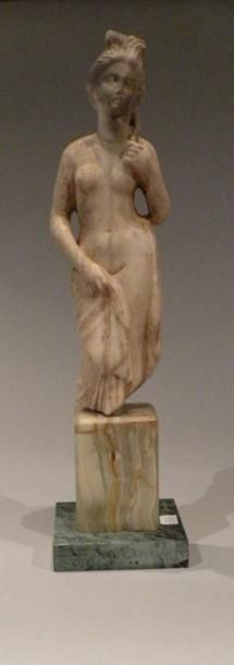 Statuette représentant la déesse Vénus debout....