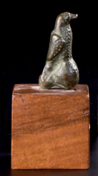 Statuette représentant un aigle. Bronze....