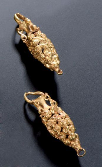 Paire de boucles d'oreille, art romain. Constituées...