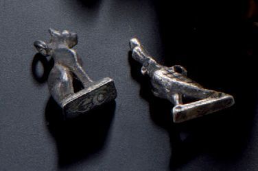Lot composé de deux amulettes, l'une représentant...