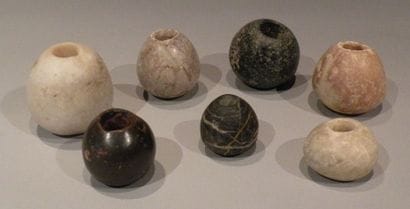 Lot composé de sept masses d'arme. Calcite...
