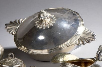 Légumier couvert en argent, les prises godronnées....