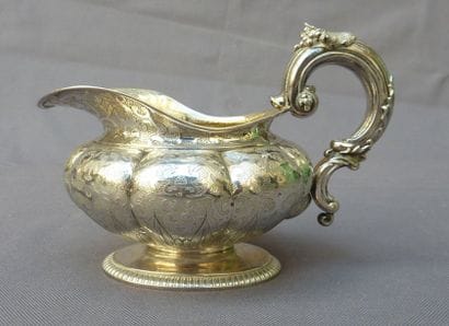 Pot à lait à décor vermiculé en argent par...