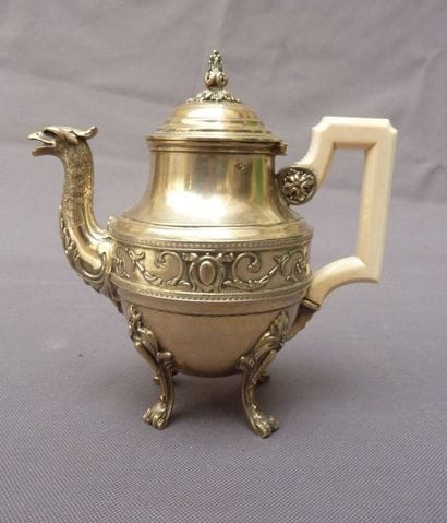 Théière en argent Bec figurant une tête d'aigle;...
